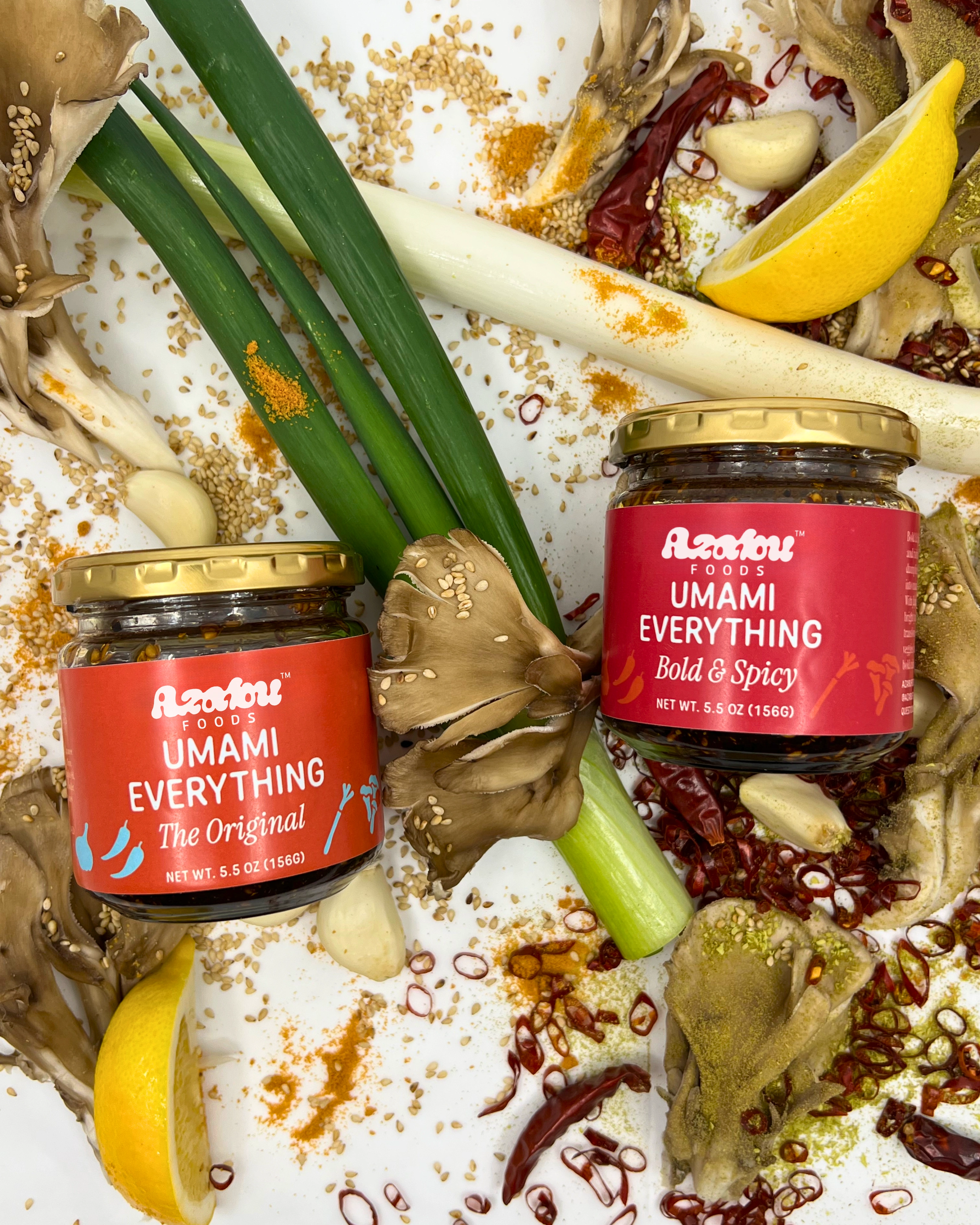 Umami Everythingの商品瓶と、舞茸、ねぎ、唐辛子、ごま、ゆずなどの素材
