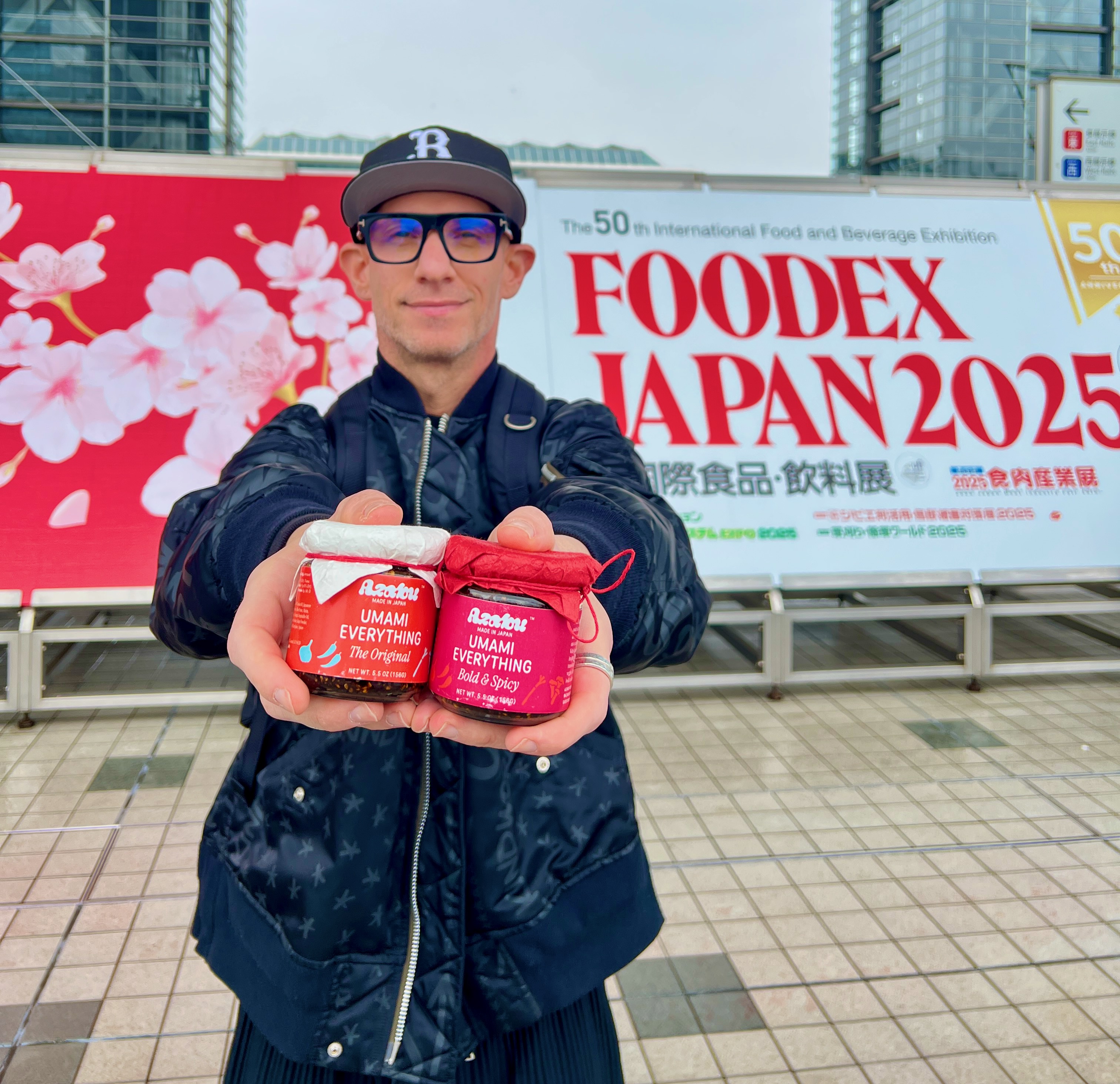 FOODEX Japan 2025の会場でUmami Everythingを手にする創業者Brendan
