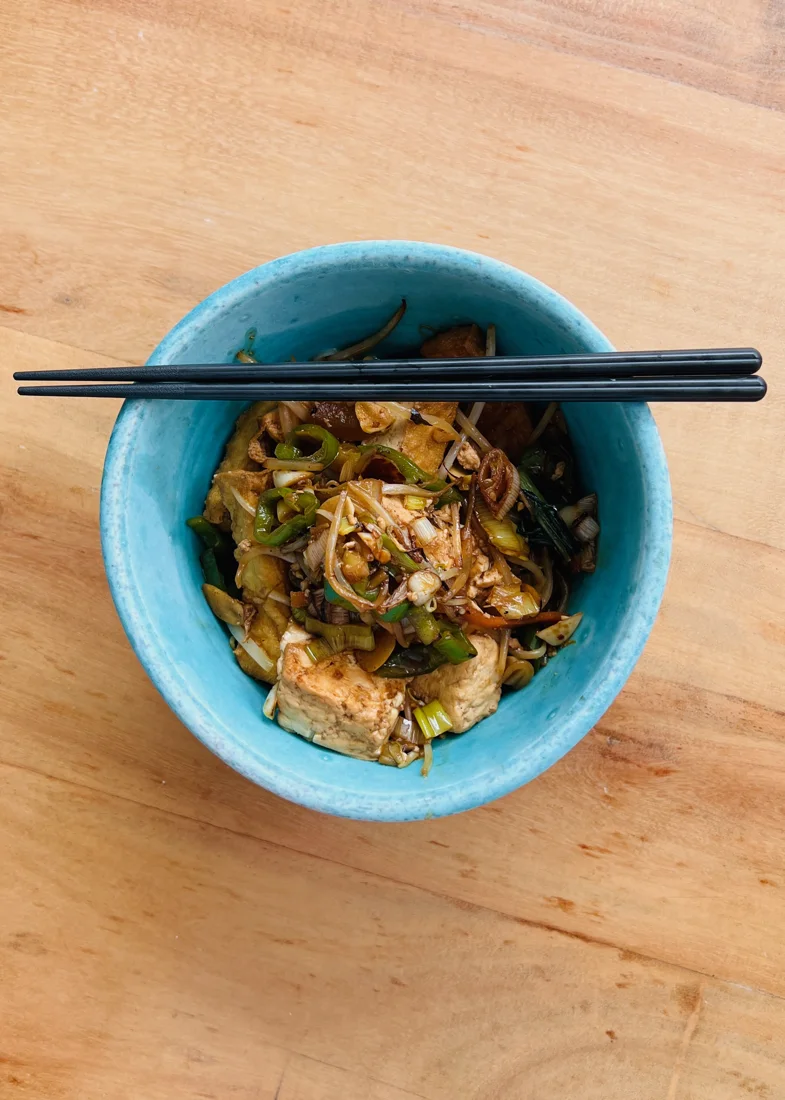 野菜、豆腐、油揚げを使った麺料理
